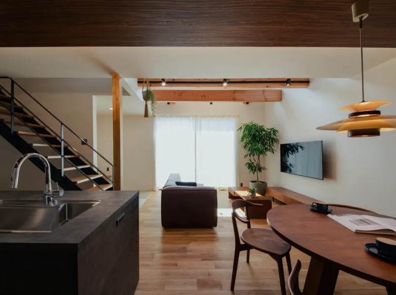 ベージュと木目を基調にしたナチュラルテイストのリビング