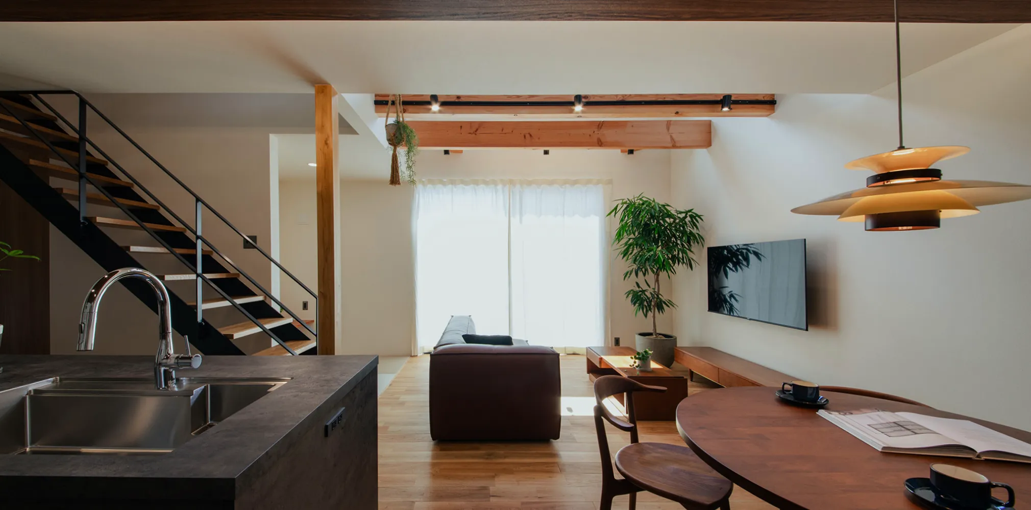 ベージュと木目を基調にしたナチュラルテイストのリビング