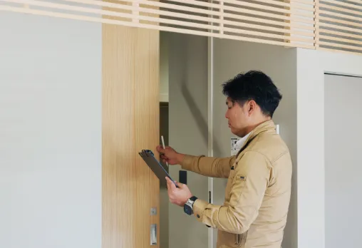 点検作業中の男性